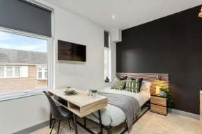 6BR Home - All Studio, Ensuite and with Kitchenette